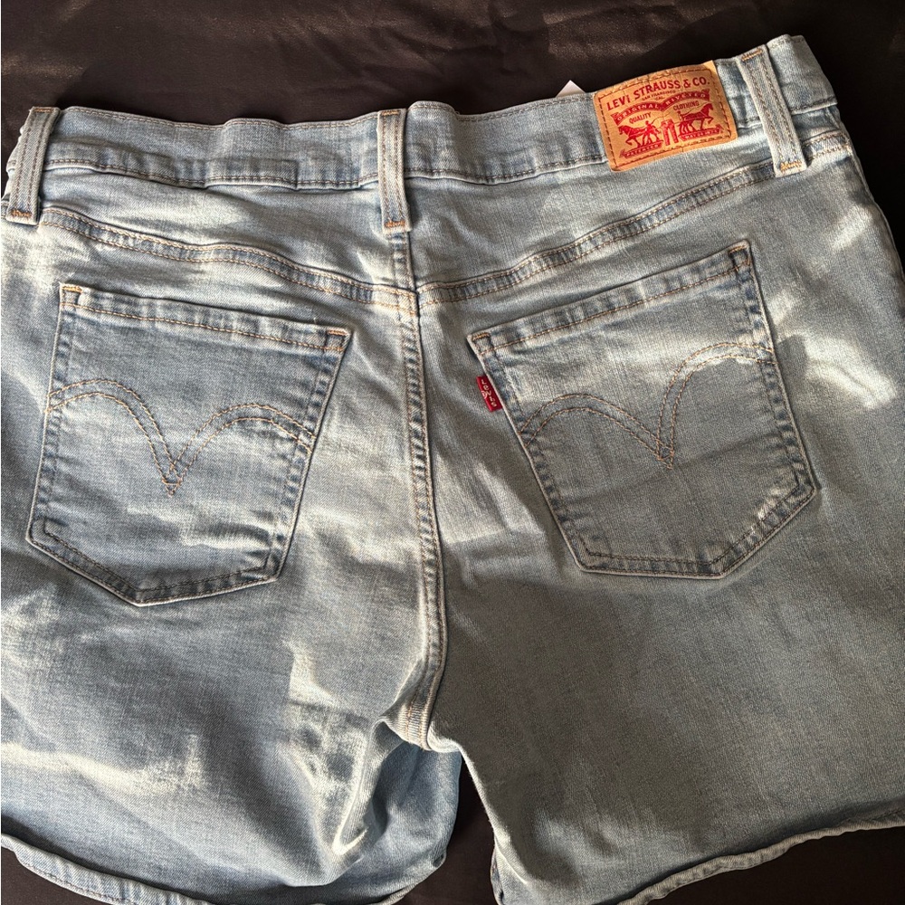 Women’s Levi mid length shorts size 31